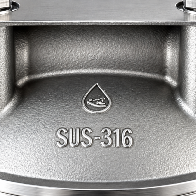 Detail des SAN-MINI Wasserfilters mit SUS-316-Kennzeichnung am Edelstahlgehäuse