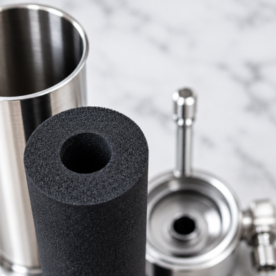 Geöffneter SAN-MINI Wasserfilter aus Edelstahl 316 mit Aktivkohlefilter 1 µm